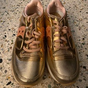 Saucing sz 6 sneakers like new